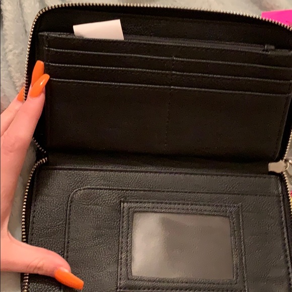 *NEW* Betsey Johnson wristlet - Picture 2 of 3